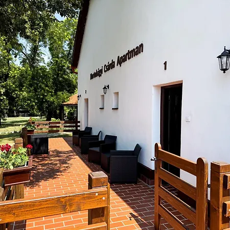 Hortobagyi Csarda 公寓